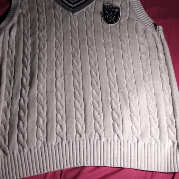 A white and blue sweater - Picture 2 of 5